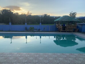 Una piscina al aire libre
