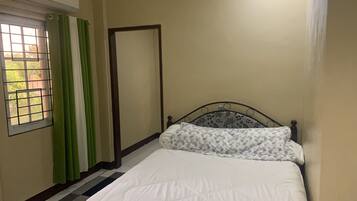 Edredons de pluma, Wi-Fi de cortesia, roupa de cama