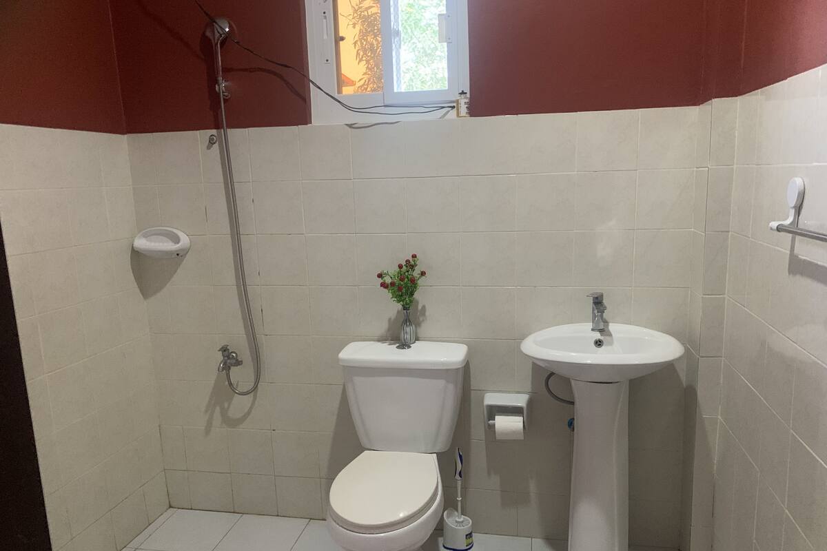 Shower, rainfall showerhead, free toiletries, hair dryer