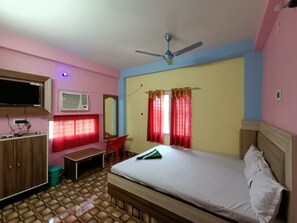 Habitación Deluxe doble, varias camas, vistas a la ciudad | Escritorio y ropa de cama
