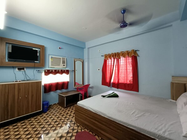 Deluxe-Doppelzimmer, Mehrere Betten, Stadtblick | Schreibtisch, Bettwäsche