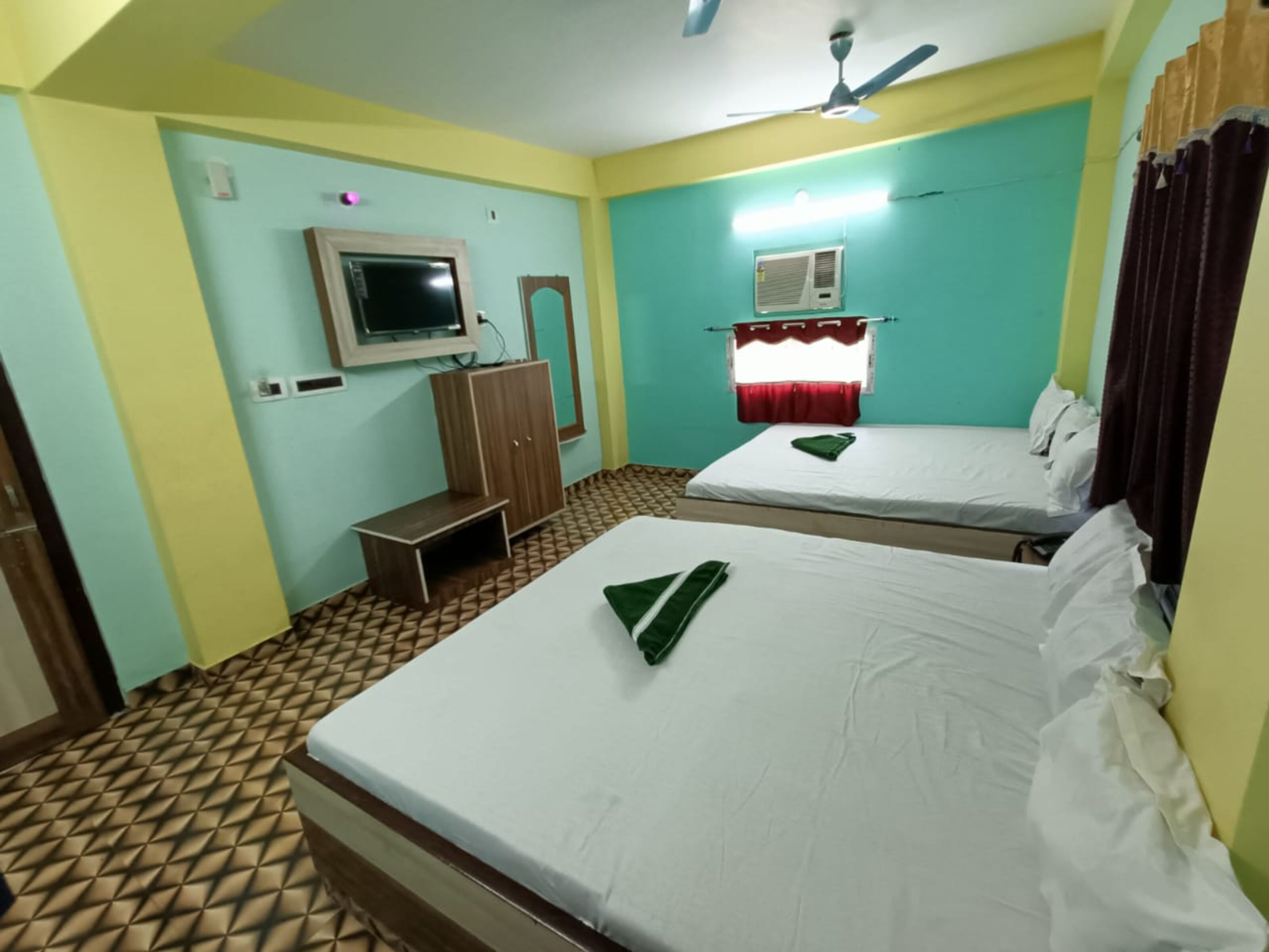 Habitación doble Deluxe, vista a la ciudad | Escritorio y ropa de cama 