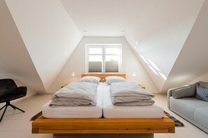 2 bedrooms, travel cot, WiFi, bed sheets