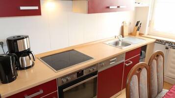 Fridge, oven, dishwasher, cookware/dishes/utensils