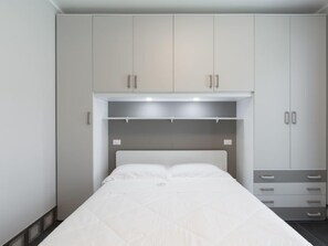 2 bedrooms, desk, internet