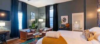 609 E William #5 · Swanky Studio - Heart of Campus | KING BED!