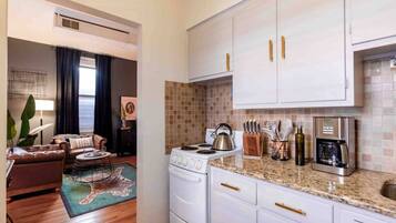 Jääkaappi, mikroaaltouuni, uuni, liesi