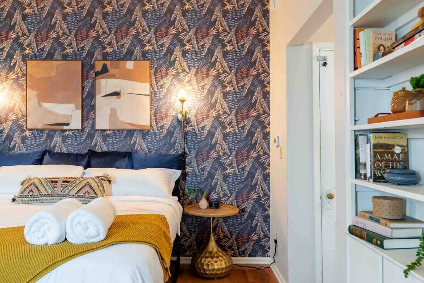 Desk, iron/ironing board, WiFi, bed sheets