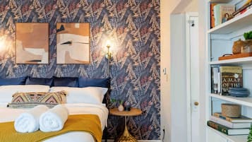 Desk, iron/ironing board, WiFi, bed sheets