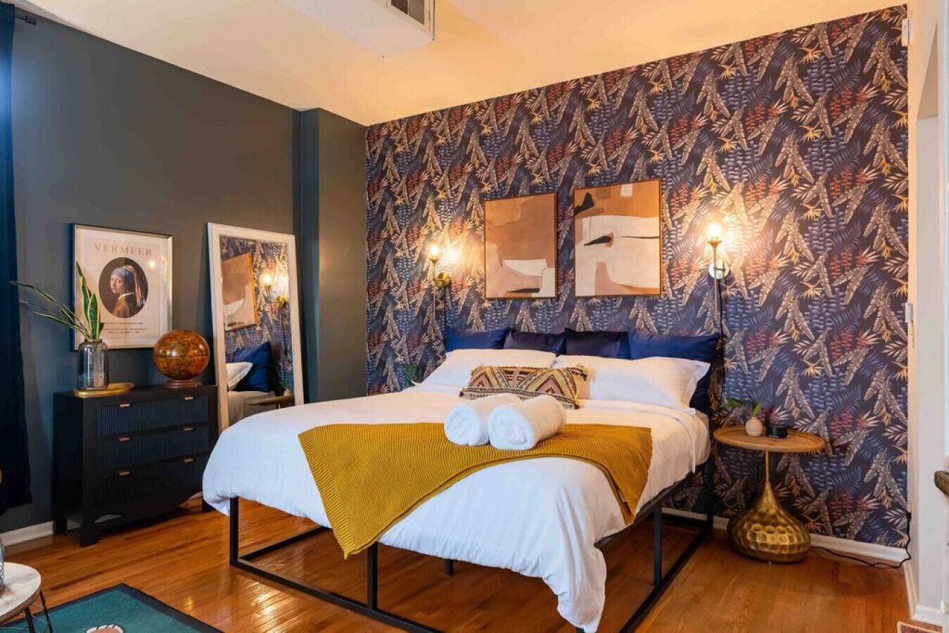 Escritorio, tabla de planchar con plancha, wifi y ropa de cama 