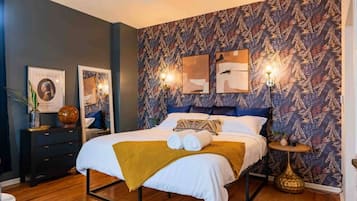 Escritorio, tabla de planchar con plancha, wifi y ropa de cama