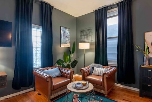 609 E William #5 · Swanky Studio - Heart of Campus | KING BED!