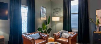 609 E William #5 · Swanky Studio - Heart of Campus | KING BED!