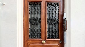 Una puerta doble de madera con un panel de vidrio y un letrero con el número 2 encima.