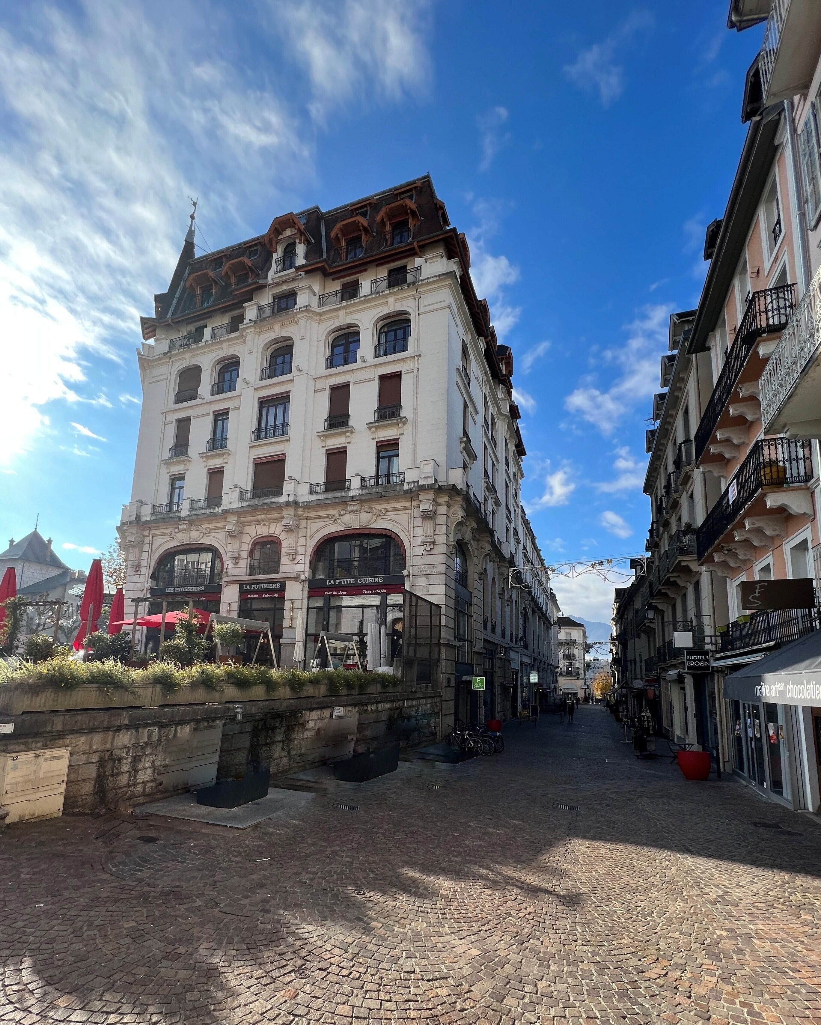 Ein historisches Gebäude im klassischen europäischen Stil mit mehreren Balkonen und einem markanten Eingang.