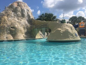 Una piscina al aire libre, una piscina climatizada