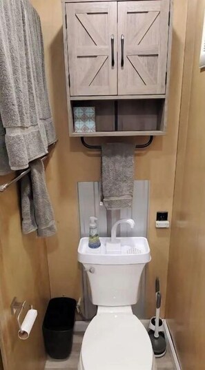 Dusche, Haartrockner, Handtücher, Shampoo