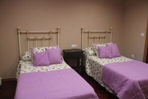 3 Schlafzimmer, Schreibtisch, Bügeleisen/Bügelbrett, Reisekinderbett