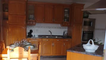 Een koelkast, een magnetron, een oven, een kookplaat