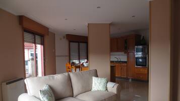 Een televisie en boeken