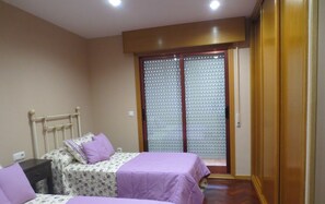 3 bedrooms, desk, iron/ironing board, travel cot