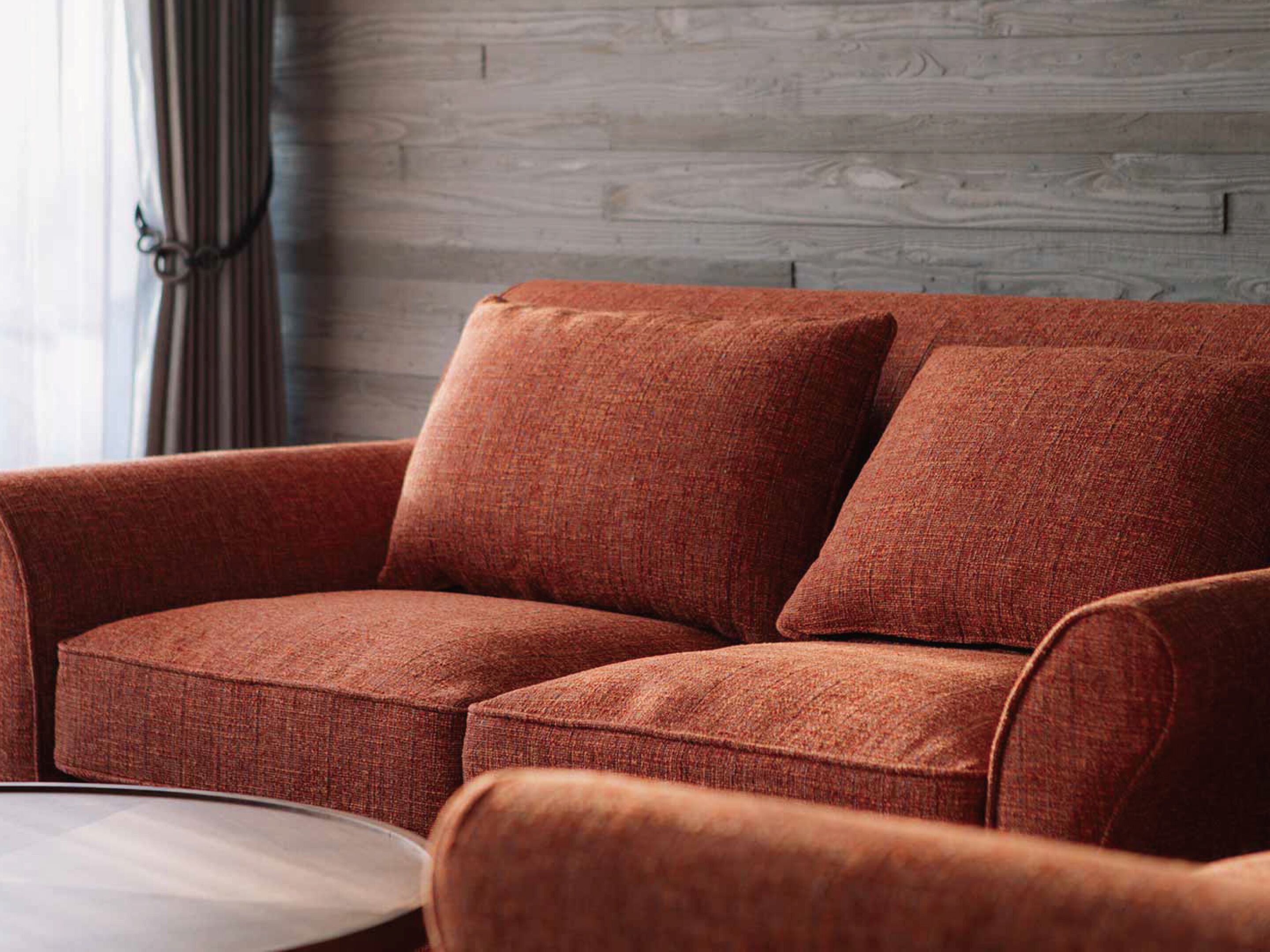 Un salon moderne avec un canapé et une table basse ronde.