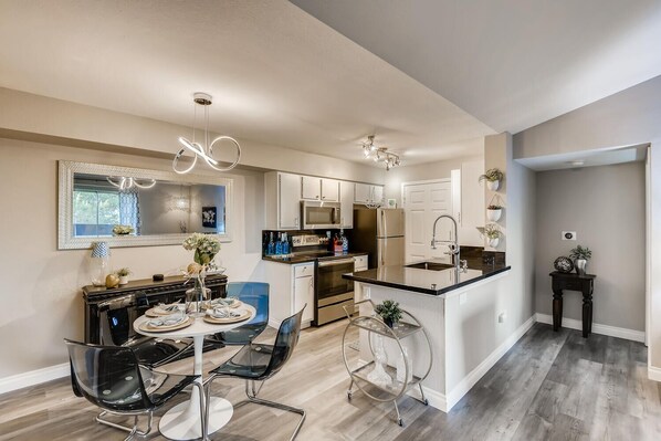 Refrigerador, microondas, horno y parrilla de estufa 