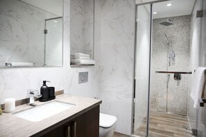 Studio, vue canal | Salle de bain | Douche, douche à « effet pluie », sèche-cheveux, chaussons