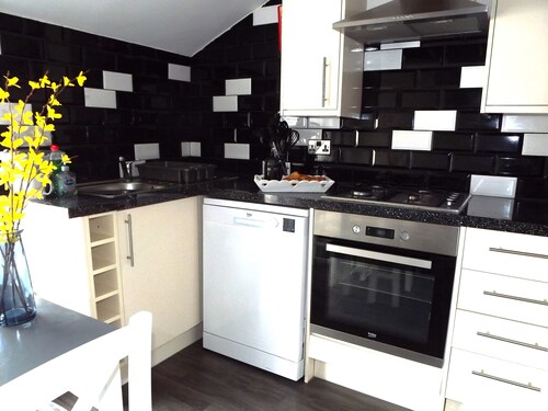 Contemporary 2 bedroom apartment in Llandudno town centre