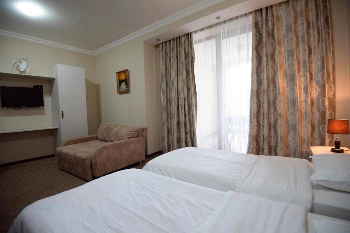 Habitación estándar con 2 camas individuales, 2 camas individuales, vista a la ciudad | Cortinas blackout, wifi gratis y ropa de cama
