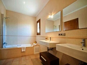Bathtub, free toiletries, hair dryer, towels