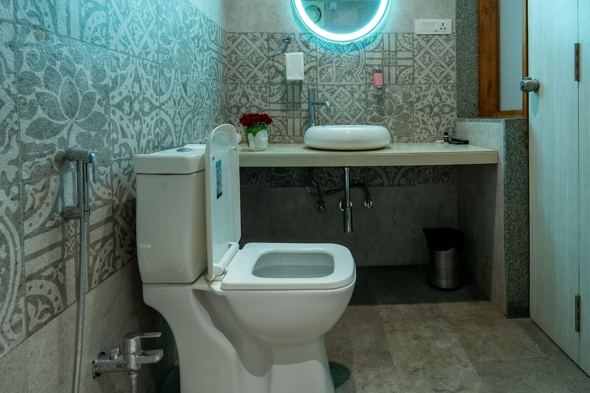 Quarto superluxo | Banheiro | Chuveiro, chuveiro com efeito de chuva, secador de cabelo
