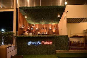4 restaurants; breakfast, lunch, and dinner served - Moistin Hotel (Pune)