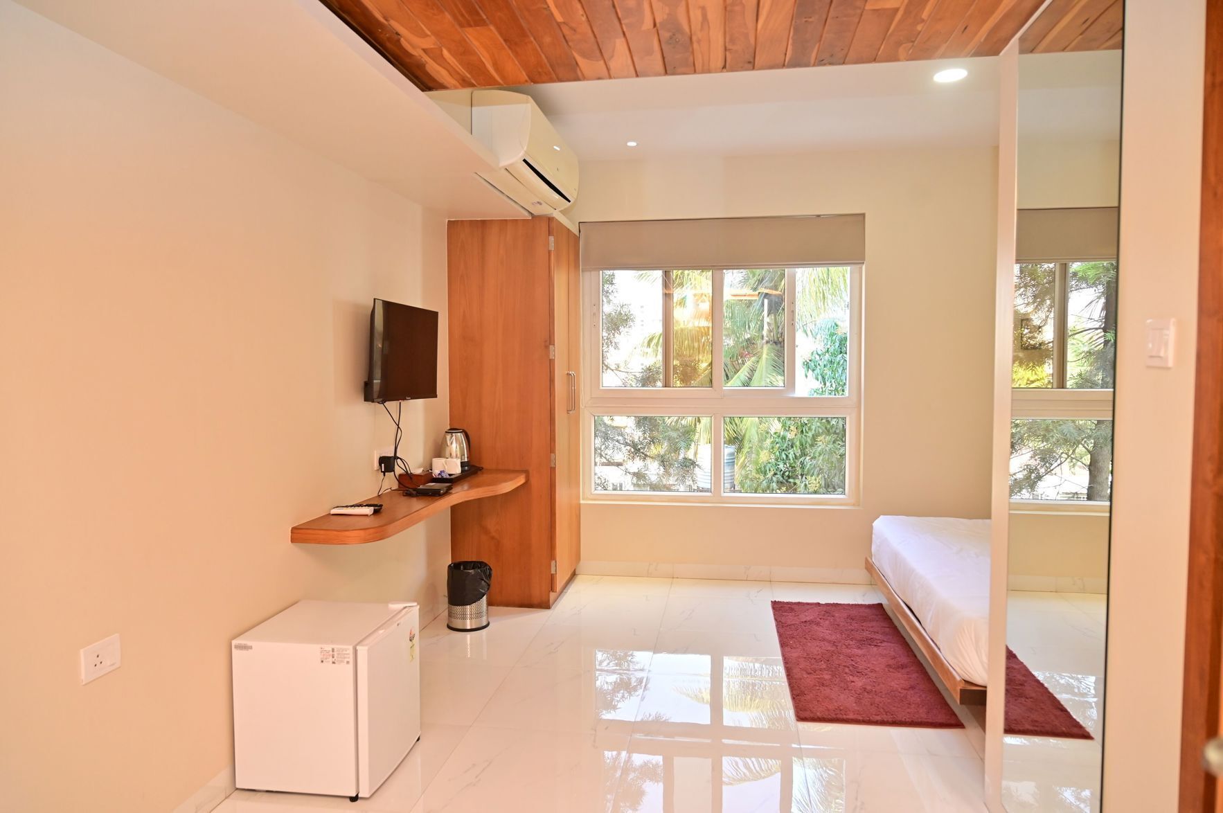 Muebles diferentes, escritorio y wifi gratis 