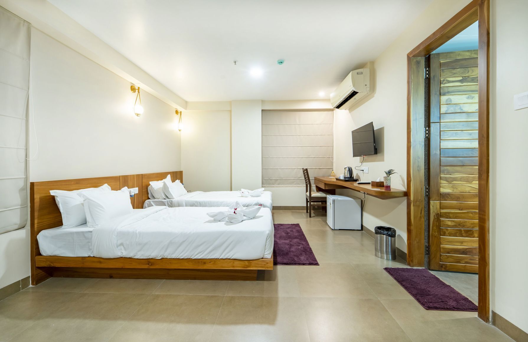 Muebles diferentes, escritorio y wifi gratis 
