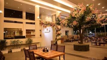 4 restaurants, breakfast served