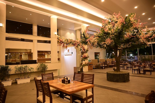 4 restaurants, breakfast served - Moistin Hotel (Pune)