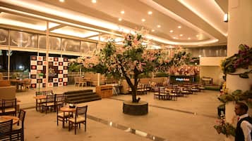 4 restaurants, breakfast served
