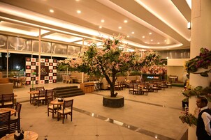 4 restaurantes, se sirve desayuno 