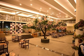 4 restaurants, breakfast served - Moistin Hotel (Pune)