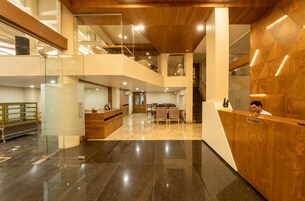 4 restaurantes, se sirve desayuno 