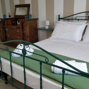 4 chambres, coffre-fort, fer et planche à repasser