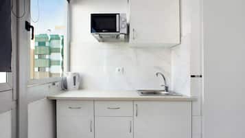 Geladeira, micro-ondas, cooktop, cafeteira/chaleira