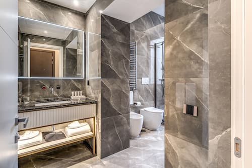 Habitación ejecutiva | Baño | Secadora de cabello, pantuflas, toallas