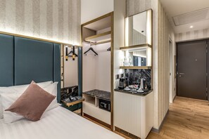 Minibar, in-room safe, desk, blackout curtains - CC Palace Hotel Roma (Rome)