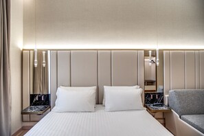 Standaard kamer, 1 twee- of 2 eenpersoonsbedden | Een minibar, een kluis op de kamer, een bureau, verduisterende gordijnen