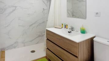 Een douche, een haardroger, handdoeken