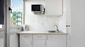 Een koelkast, een magnetron, een kookplaat