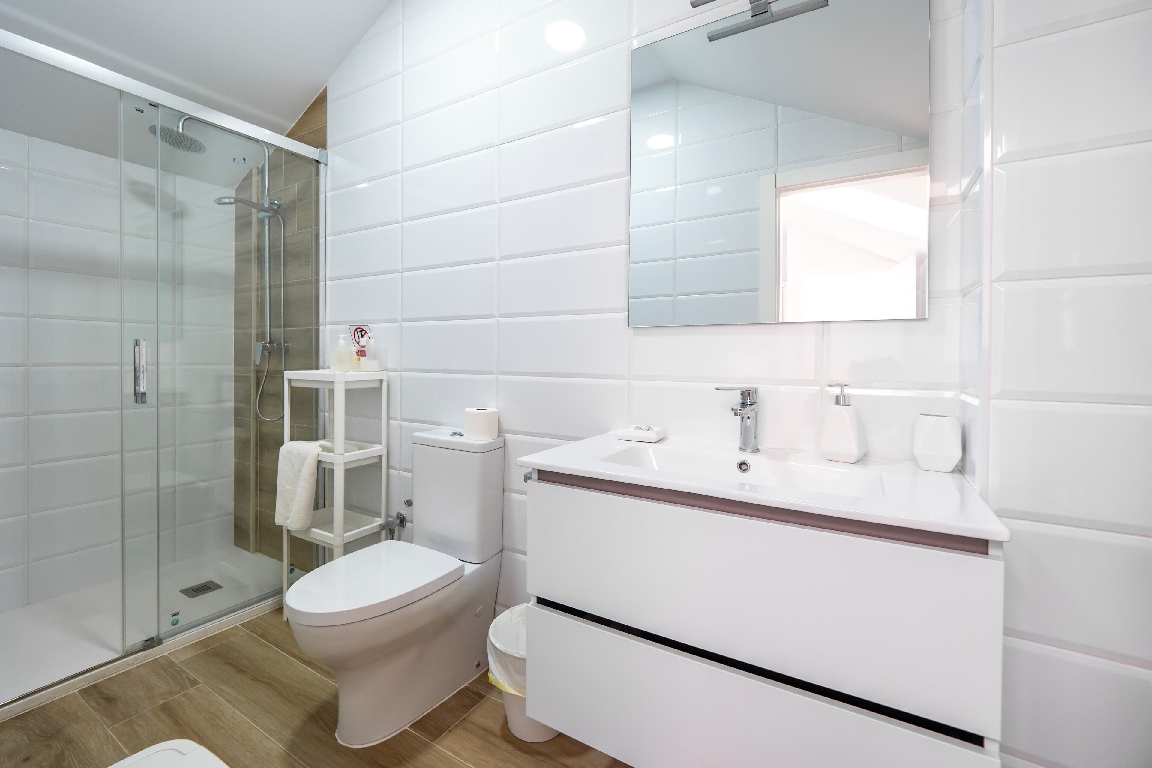 Een douche, een haardroger, handdoeken