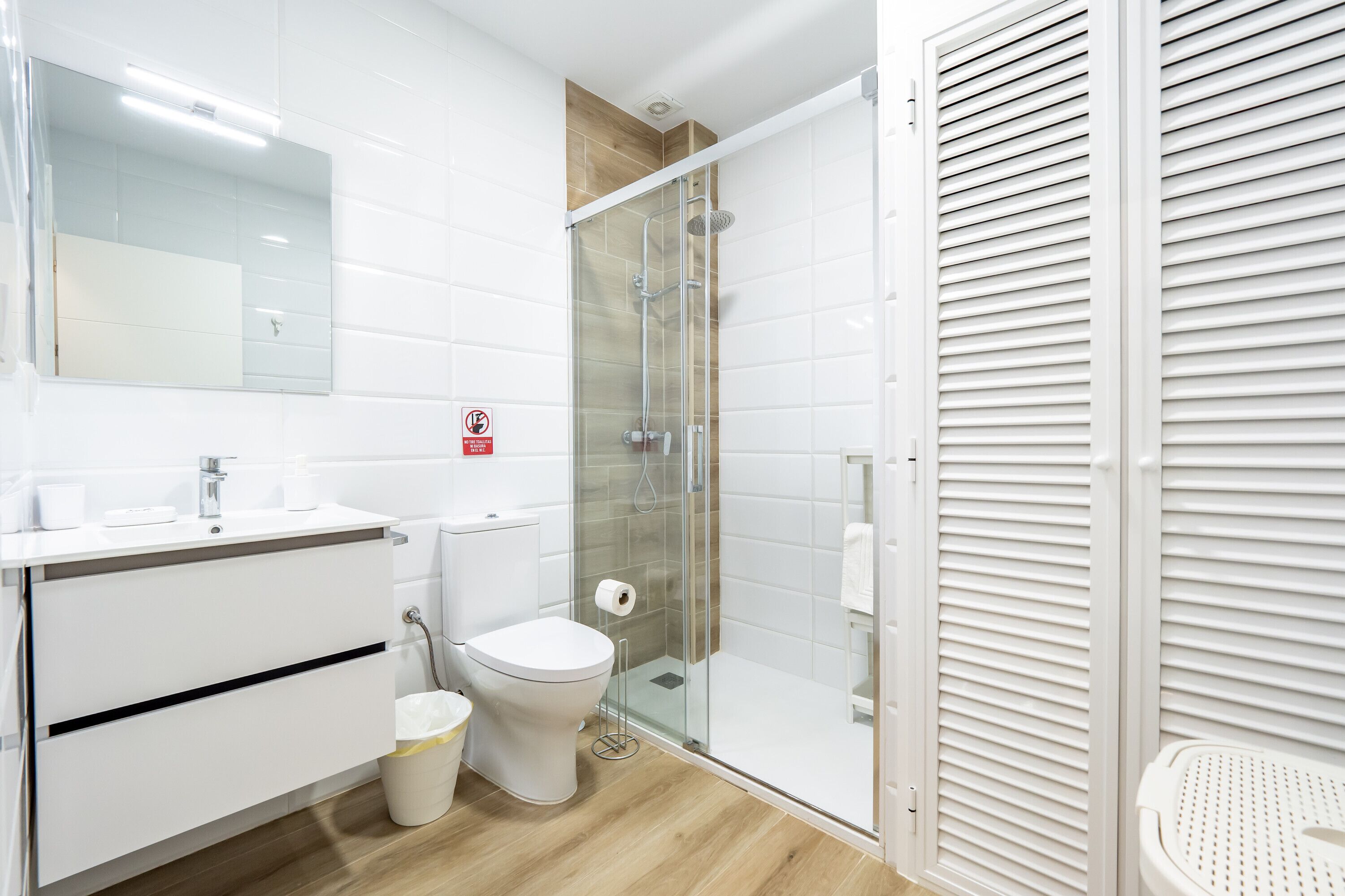 Douche, sèche-cheveux, serviettes fournies